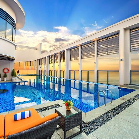 Luxury Apartment - Rooftop Swimming Pool - Beach Front - Hinata Apartment Da Nang Bagian luar foto