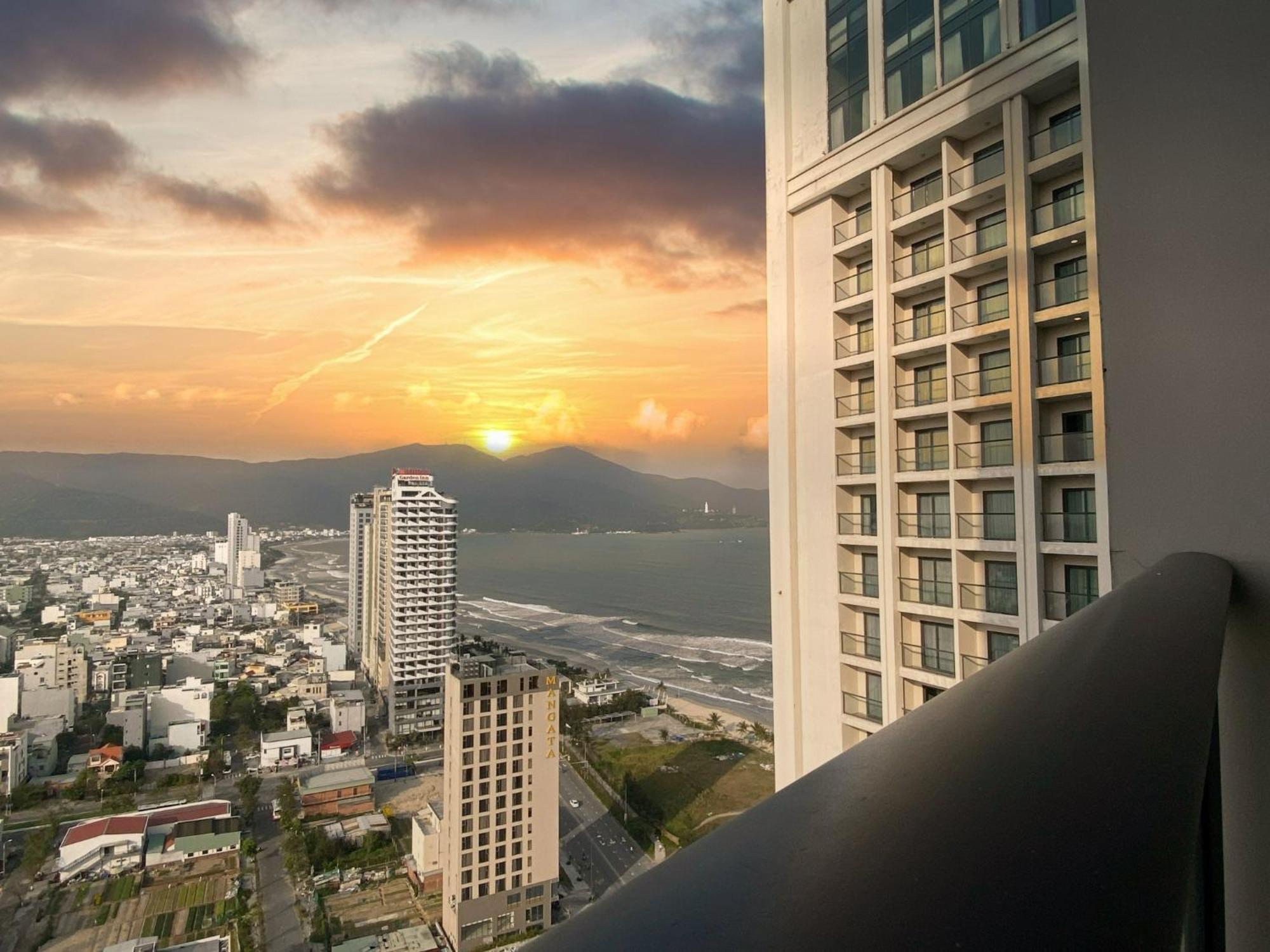 Luxury Apartment - Rooftop Swimming Pool - Beach Front - Hinata Apartment Da Nang Bagian luar foto