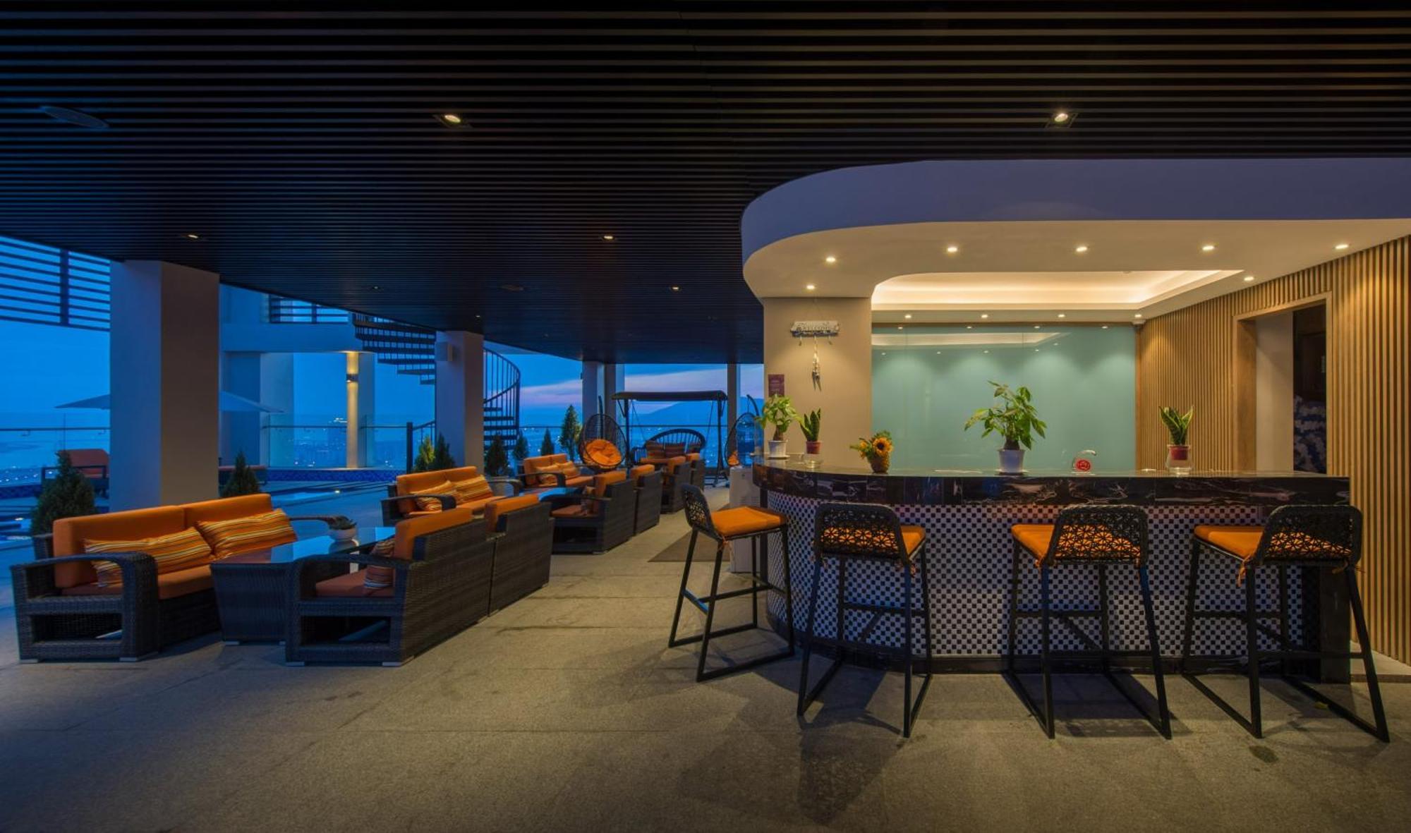 Luxury Apartment - Rooftop Swimming Pool - Beach Front - Hinata Apartment Da Nang Bagian luar foto