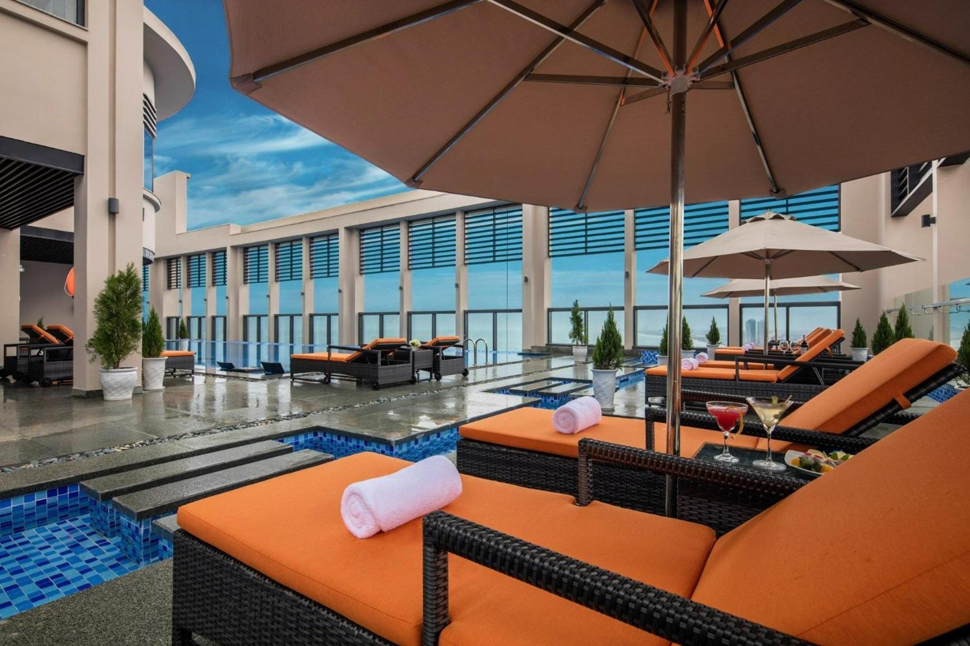 Luxury Apartment - Rooftop Swimming Pool - Beach Front - Hinata Apartment Da Nang Bagian luar foto
