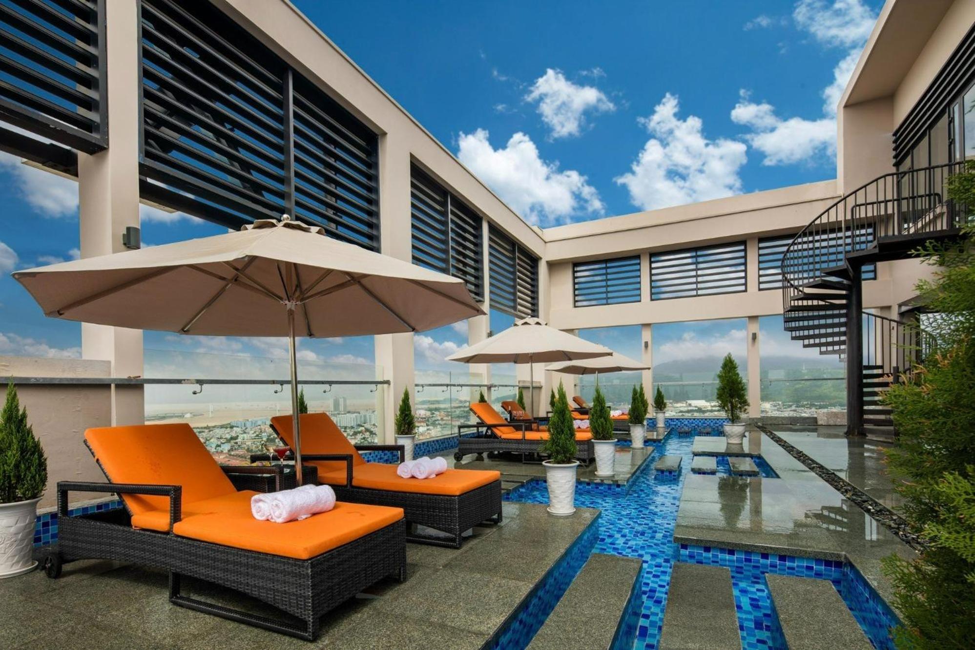 Luxury Apartment - Rooftop Swimming Pool - Beach Front - Hinata Apartment Da Nang Bagian luar foto