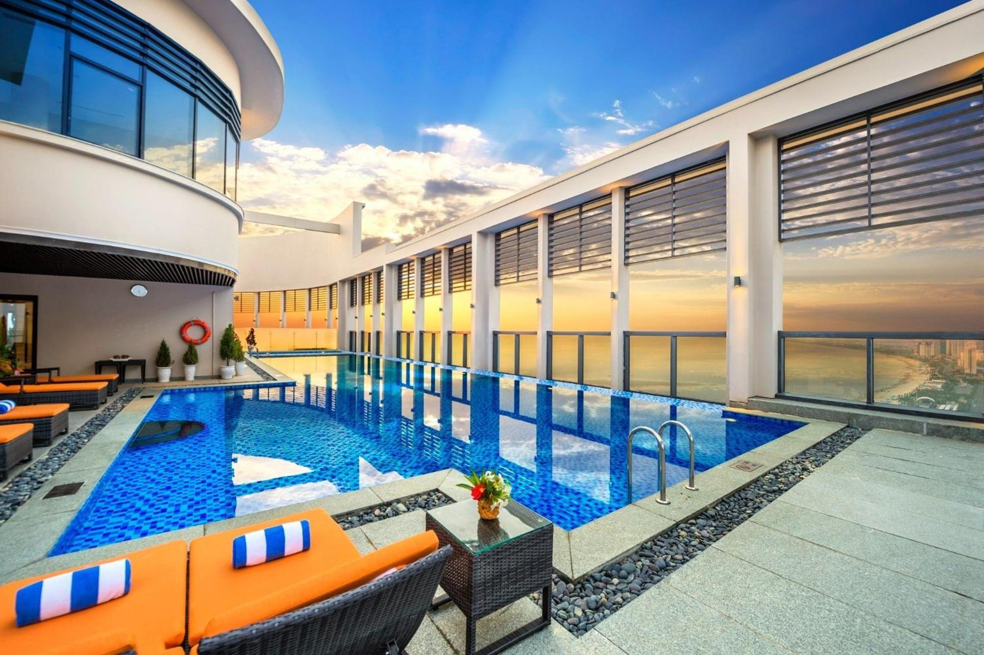 Luxury Apartment - Rooftop Swimming Pool - Beach Front - Hinata Apartment Da Nang Bagian luar foto