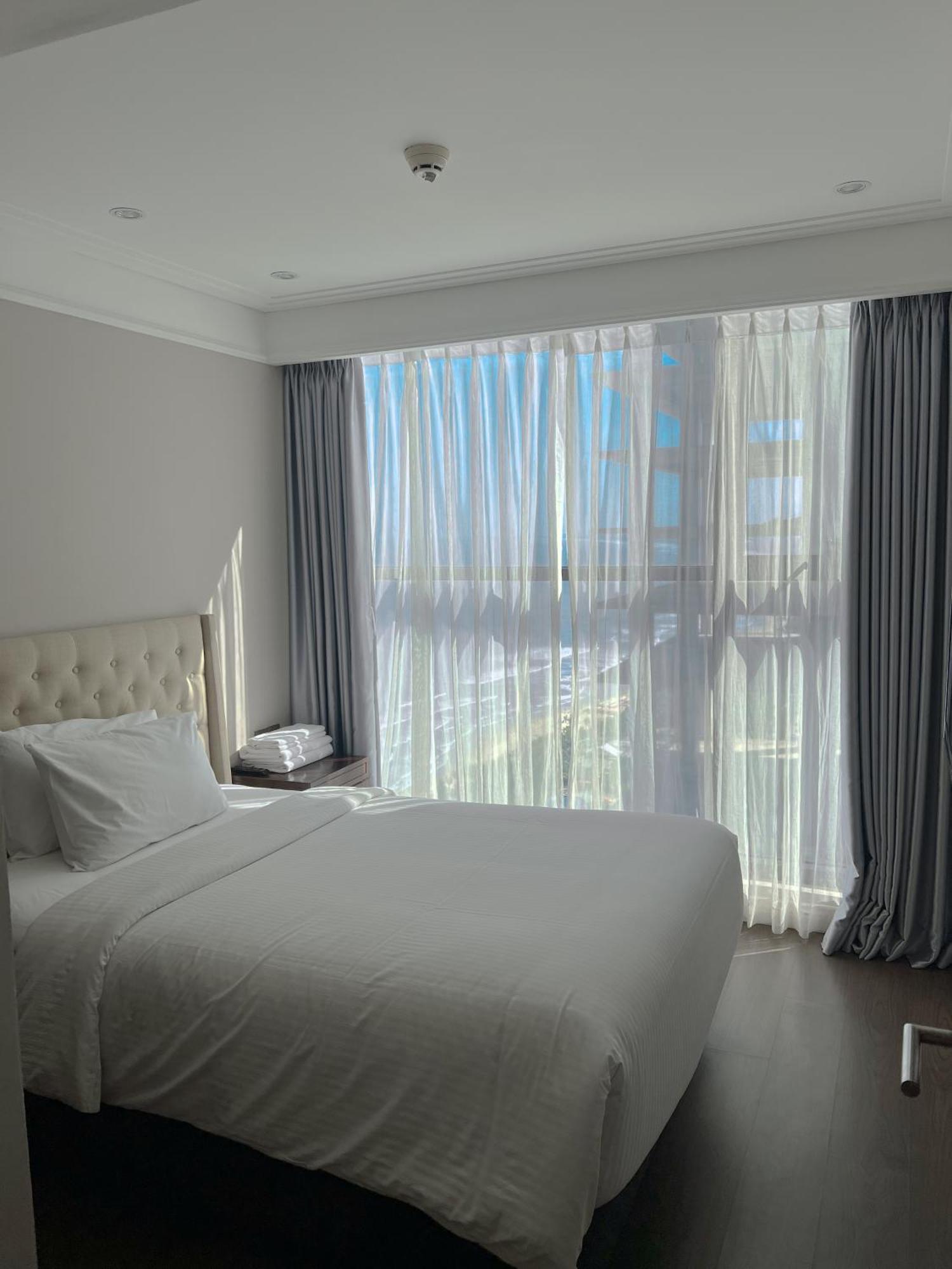 Luxury Apartment - Rooftop Swimming Pool - Beach Front - Hinata Apartment Da Nang Bagian luar foto